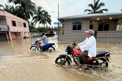 La gente hace malabares para poder transitar por las calles.