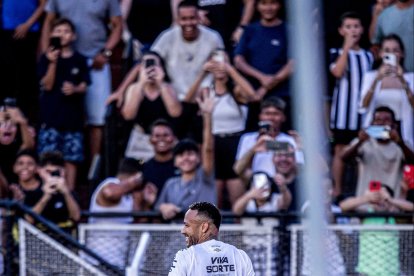 Neymar convirtió un gol olímpico en la victoria 3-0 de Santos ante Associação Atlética Internacional