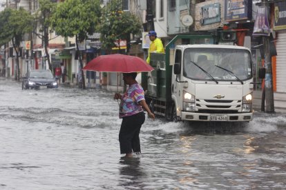 A los ciudadanos en Sauces les llegaba el agua hasta las pantorrillas.
