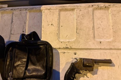 Entre las evidencias encontradas consta un arma de fuego.