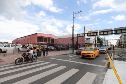 Una caja con supuestos artefactos extraños fue encontrada en el centro de Guayaquil.