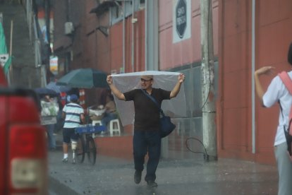 La tarde de este 24 de febrero volvió a llover en Guayaquil.