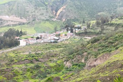 Los altares con fotos de quienes nunca aparecieron permanecen en el sitio donde alguna vez estuvo edificada su vivienda.
