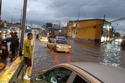 Una intensa lluvia se registró la tarde de este lunes 24 de febrero en Guayaquil.