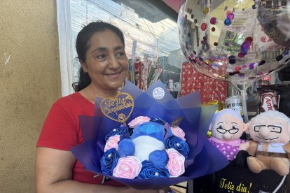 Un ramo hecho de listones de tela también está en su catálogo de artesanías.