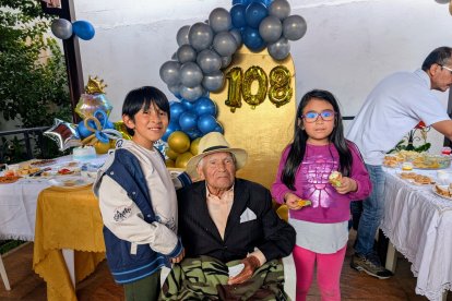 Juan, junto a dos de sus 20 tataranietos.