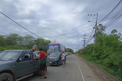 Varios vehículos estaban parqueados por la protesta de los comuneros.