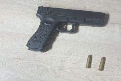 Un revólver fue encontrado como evidencia.