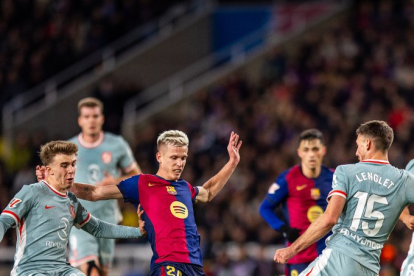 FC Barcelona se enfrenta a Atlético de Madrid en la semifinal de la Copa del Rey. Dani Olmo (c) regresa a la titularidad