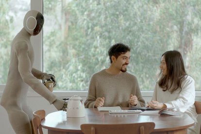 Posee un modelo de lenguaje desarrollado internamente.