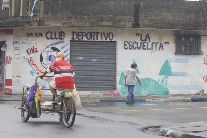 El hecho se produjo en el exterior de una panadería y la sede de un club deportivo.
