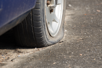 Es peligroso conducir con una llanta pinchada.