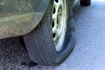 Incluso puedes dañar el rin con una llanta desinflada.