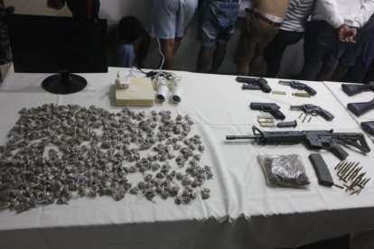 Armas y drogas incautadas.