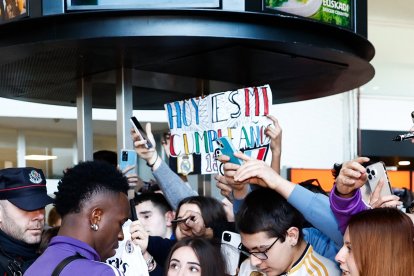 Vinícius firmó autógrafos en la llegada al estadio para el partido de Real Madrid ante Real Sociedad