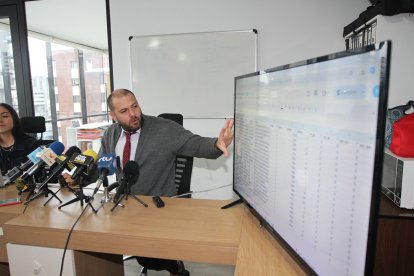 Juan Esteban Guarderas presentó, en rueda de prensa, su tesis de fraude electoral.