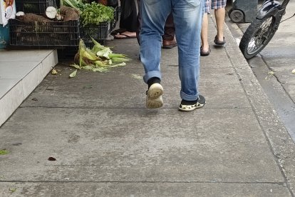 Basura en el barrio donde también labora Martha Rivera.