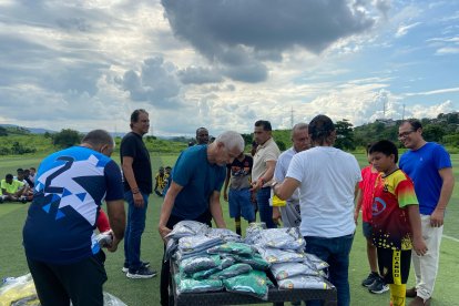 Los pequeños se sorprendieron cuando les obsequiaron uniformes.