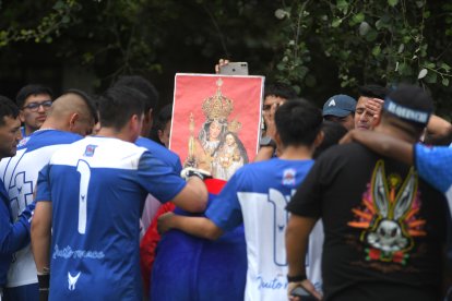 Tanto San Antonio, como el equipo rival, mostraron su fe a la Virgen del Quinche.