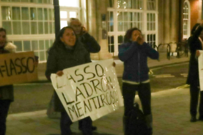 Unas 15 a 20 personas habrían esperado la salida de Guillermo Lasso, de London School of Economics.