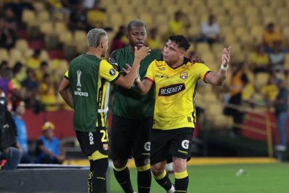 El lateral Mario Pineida (d) abandonó la cancha del Monumental, luego de recibir una tarjeta roja en el partido de Barcelona contra El Nacional
