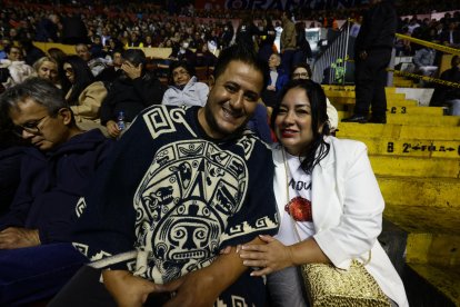 Parejas de enamorados asistieron al concierto de Roberto Carlos en Quito.