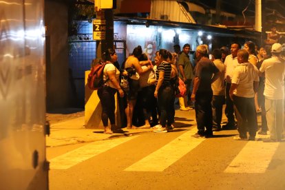 En el sitio, agentes policiales recabaron indicios balísticos y luego retiraron los cadáveres.