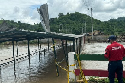La crecida del río Portoviejo sorprendió a los habitantes.