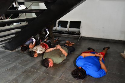 Cinco ciudadanos fueron detenidos y tres de ellos quedaron heridos.