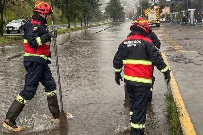 La acumulación de agua en diferentes puntos del sur de Quito debido a la lluvia fueron la constante.