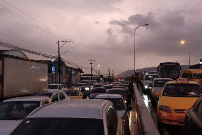Estos fueron algunos de los vehículos atrapados en el tráfico por casi una hora y media.