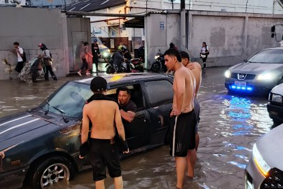 Personas se bajaban de los vehículos para intentar empujar los carros averiados.