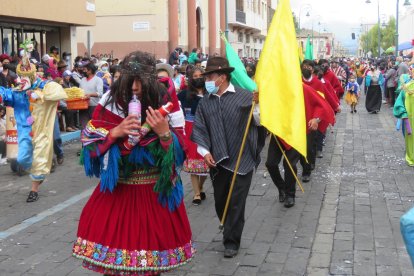 La warmistukhuskas, es un hombre vestido de mujer, personaje del Pawkar Raymi, que representa la dualidad.