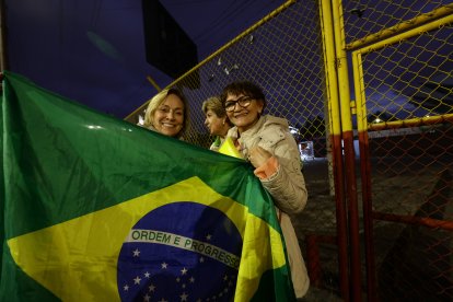 Unas amigas brasileñas fueron con una bandera al concierto.