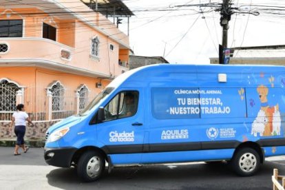 Una furgoneta municipal de Bienestar Animal circula por el Batallón del Suburbio.