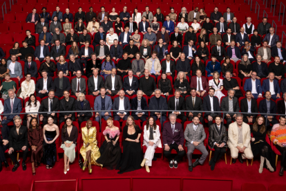 Los nominados a la 97 edición de los Óscar posando durante una cena celebrada este martes en el Museo de la Academia.