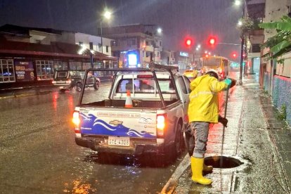 Destape de alcantarillas por la basura en las calles.
