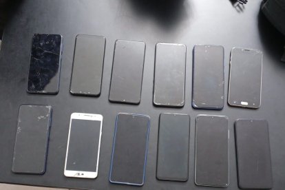 Entre les evidencias se encontraron teléfonos celulares de los supuestos guerrilleros de las FARC.