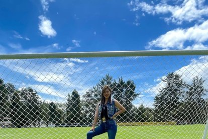 Ha trabajado como periodista en diferentes medios de comunicación de Quito.