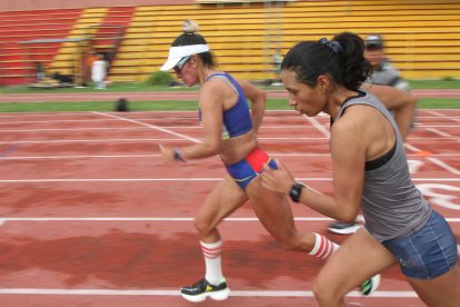 La fondista tricolor (i) entrena localmente en la pista de Los Chasquis, en la ciudad capital. Cumple con trabajos a doble y triple jornada buscando su puesta en forma.