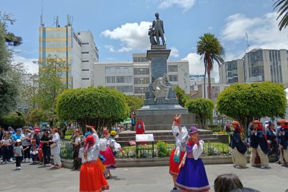 Los grupos de danza internacionales también mostraron su cultura con el baile.