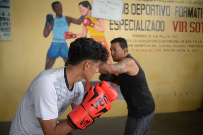 Padre e hijo una historia aparte, Elkim y Amir Demera, entrenan boxeo, el deportes los ha unido más-
