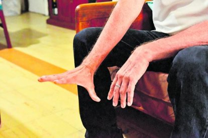 La víctima muestra con sus manos cómo los secuestradores lo golpeaban dentro del veh