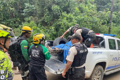 Los fallecidos fueron rescatados de en medio de los escombros en aluvión en Piñas.