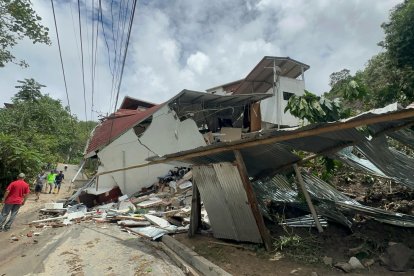 Hubo casas que se derrumbaron tras el paso violento del aluvión en Piñas.