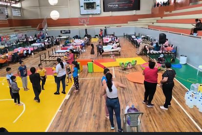 La gente fue ubicada en refugios temporales mientras se atiende la emergencia en Piñas.