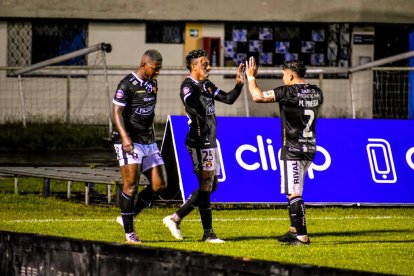 Cristian Solano hizo un gol y luego salió lesionado.