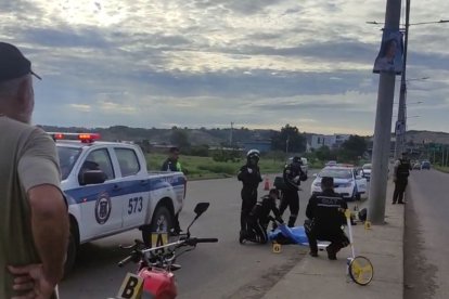 El cuerpo de la víctima quedó tendida en la calzada.