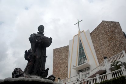En la iglesia de San Antonio de Padua también oran por el médico venezolano que será canonizado José Gregorio Hernández.