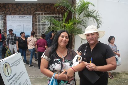 Kathy Oñate llegó al templo con su hija Carla para pedir por la salud de esta.
